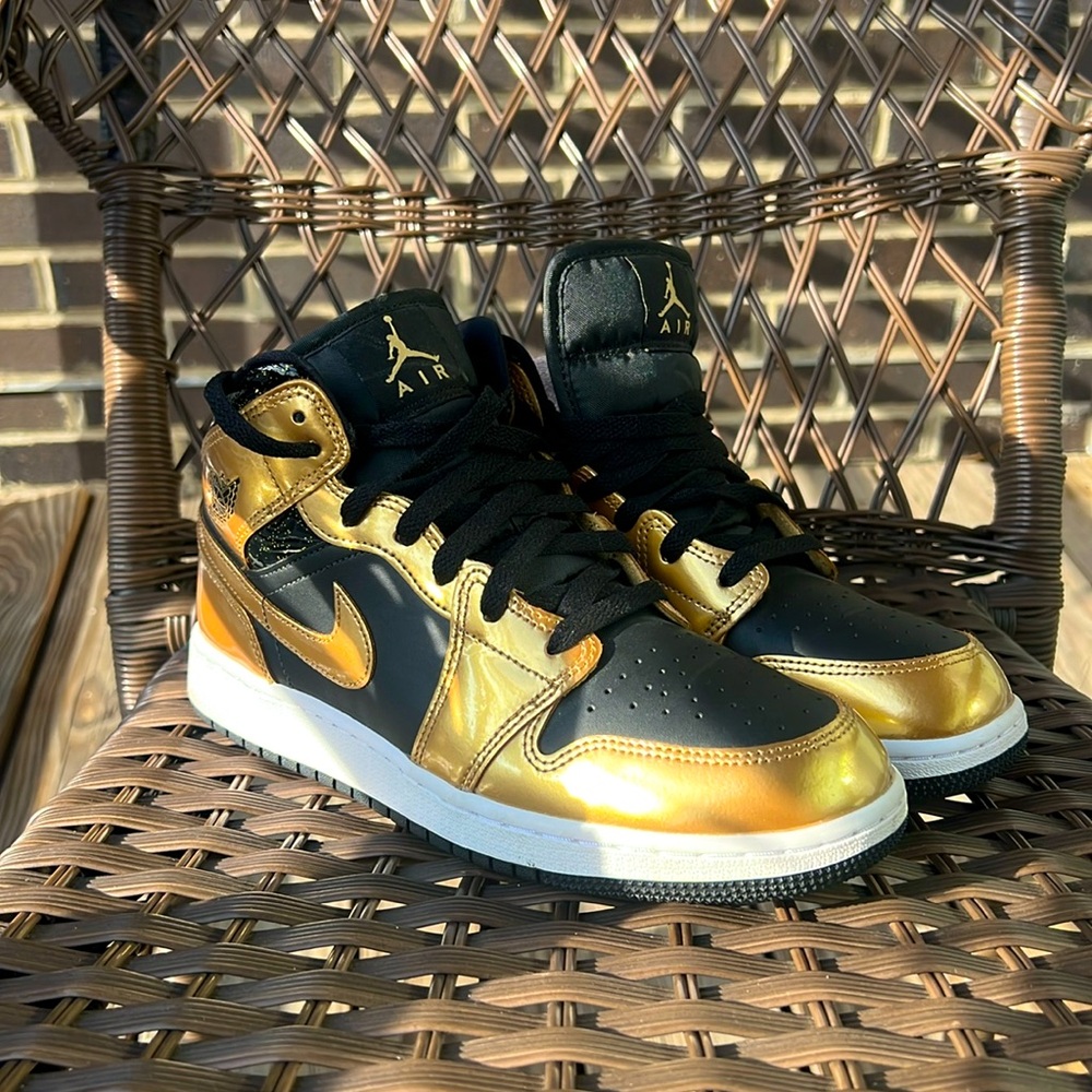 Jordan 1 mid metallic black and gold
Very good condition.